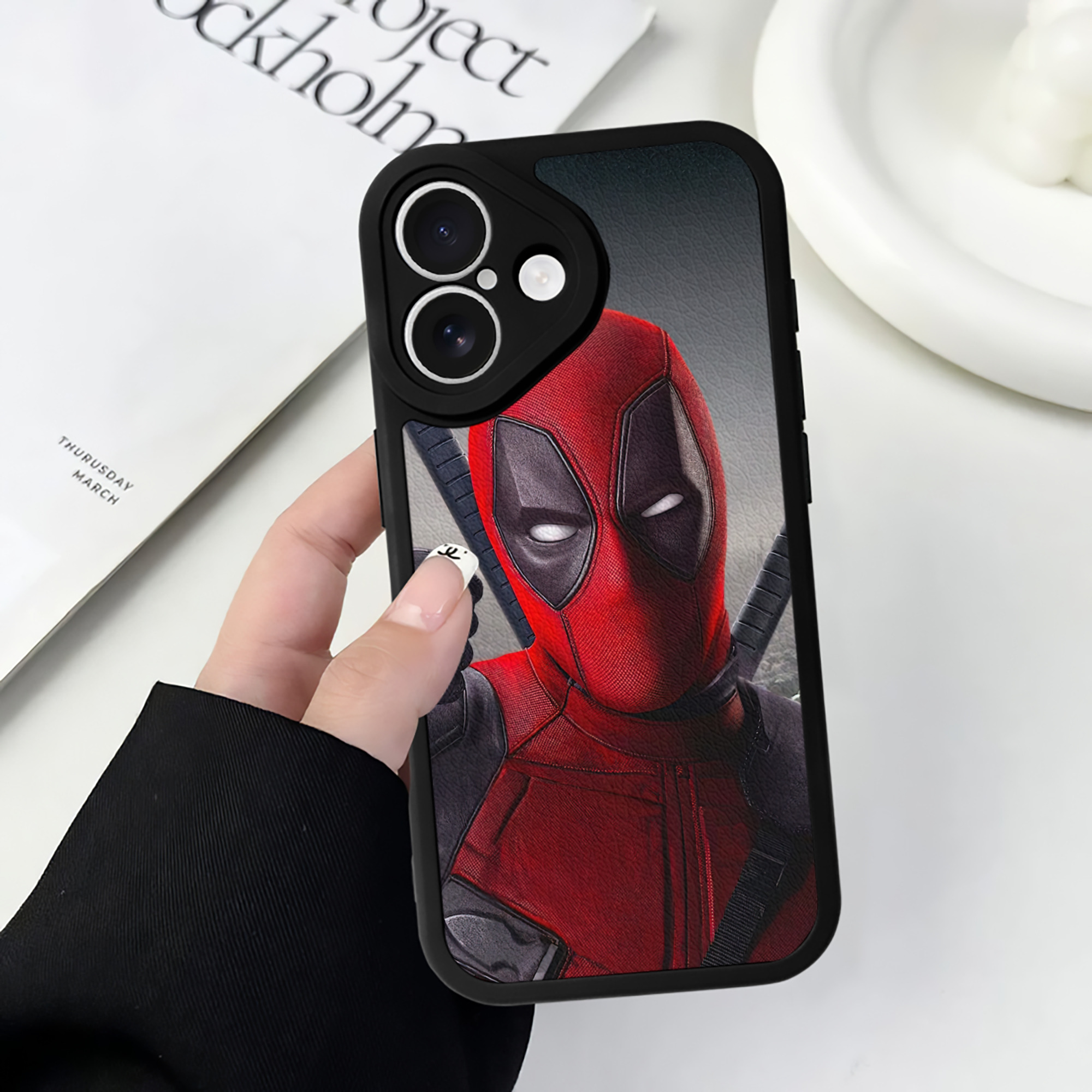 （画像用） Deadpool デッドプール 【iPhone 16シリーズ対応】シリコンスマホケース（レザー調） 材質：シリコン